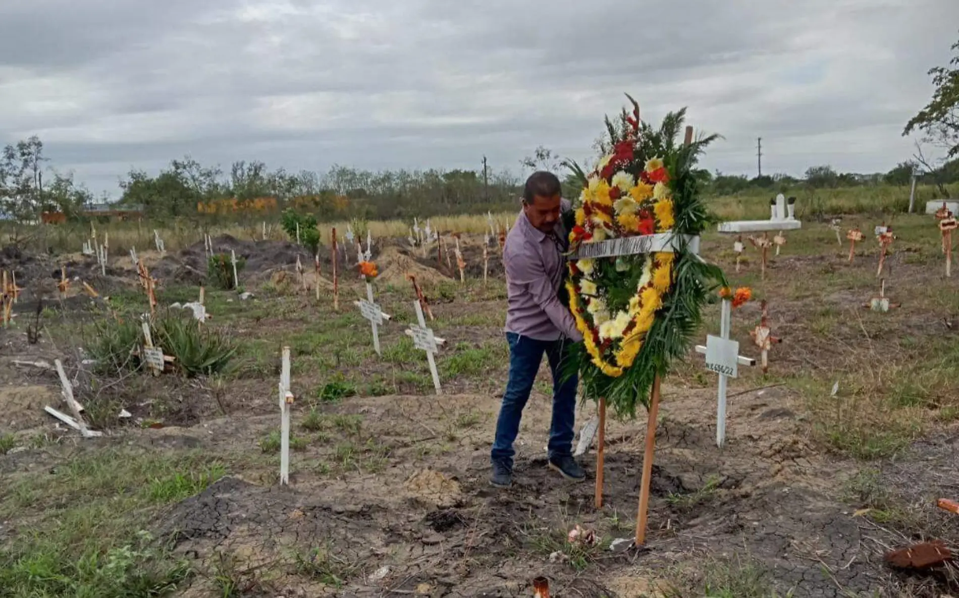 Colocan una corona de flores para quienes descansan en la fosa común de Altamira, Tamaulipas Miguel Díaz (2)